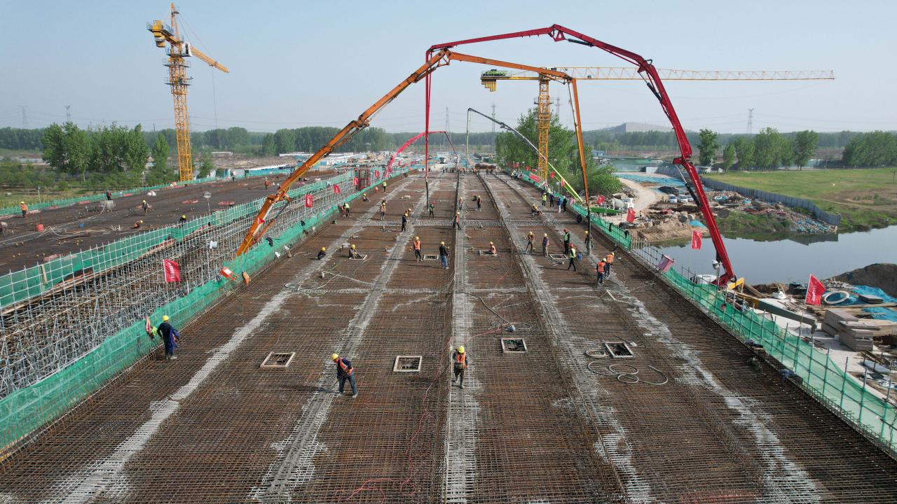 郑州市文化路（黄河大堤-大河路）索须河桥梁工程完成东幅桥第2联现浇箱梁浇筑